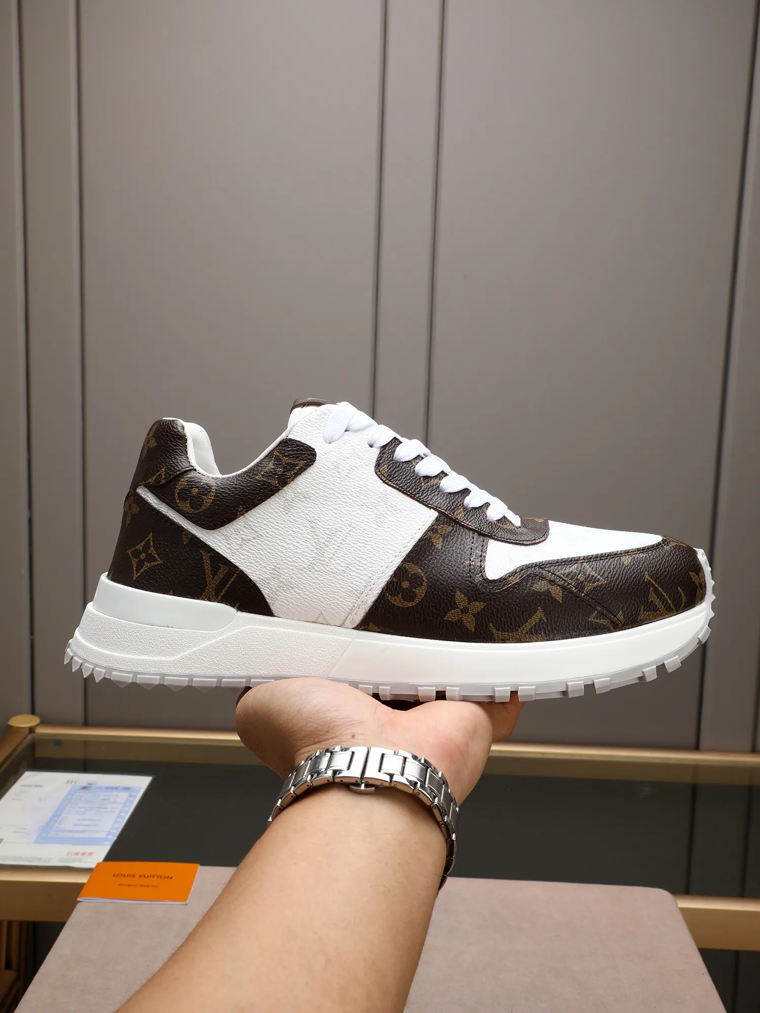 Men's Shoes 💰660 L The Run Away Maxi sneaker debuts in the 2025 collection and continues the iconic design of the Run Away sneaker. The smooth cowhide leather upper features contrasting LV lettering and Vuitton logos, and a lightweight rubber wedge outsole evokes running shoe construction. High level of comfort. Looks good, wears well and matches well. Worth buying! 7 color selection size: 39-44 (45 customized)